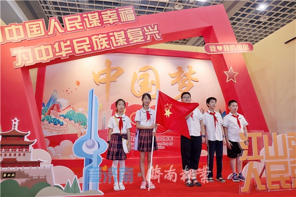 【百年风华 初心如炬】“红色课堂”让学生们“与历史相遇” 济南市庆祝中国共产党成立100周年主题展览吸引众多师生前来观展