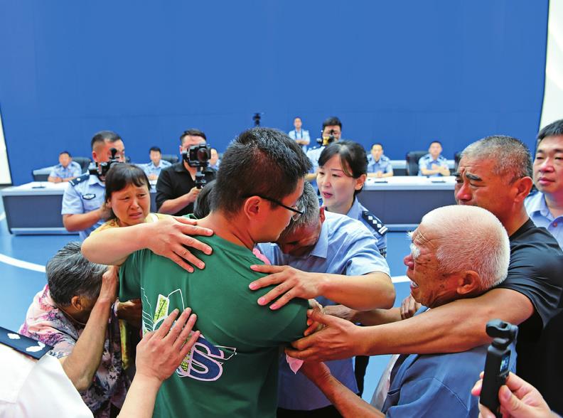 离散24年的郭新振一家人终团聚!公安部通报案情 两嫌疑人旅游时在聊城将孩子拐走