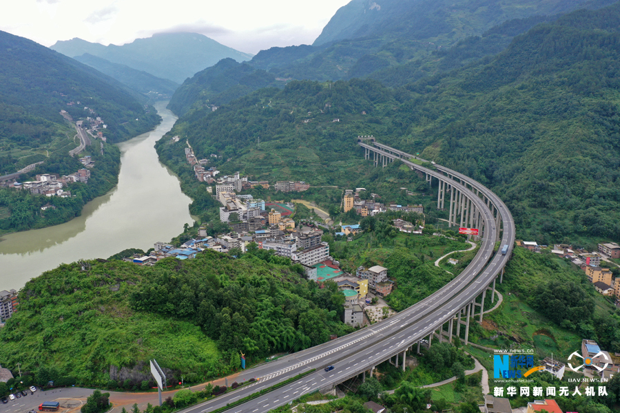 沿着高速看中国丨与乌江画廊“同框”的高速公路