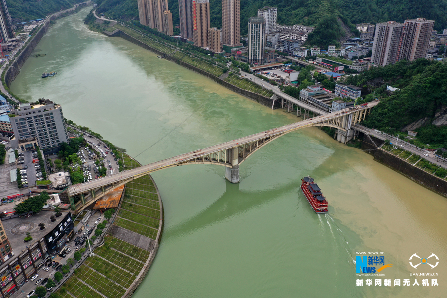 沿着高速看中国丨与乌江画廊“同框”的高速公路