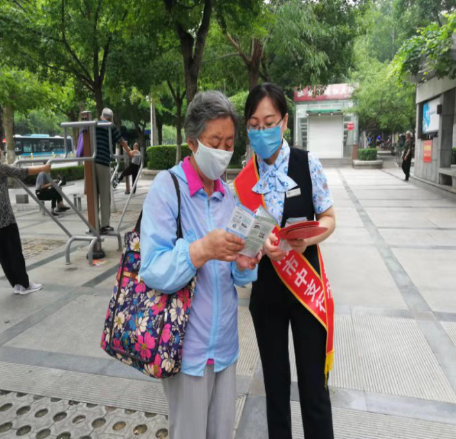 为群众办实事，民生银行济南市中支行联合辖区派出所开展防范电信诈骗宣传活动
