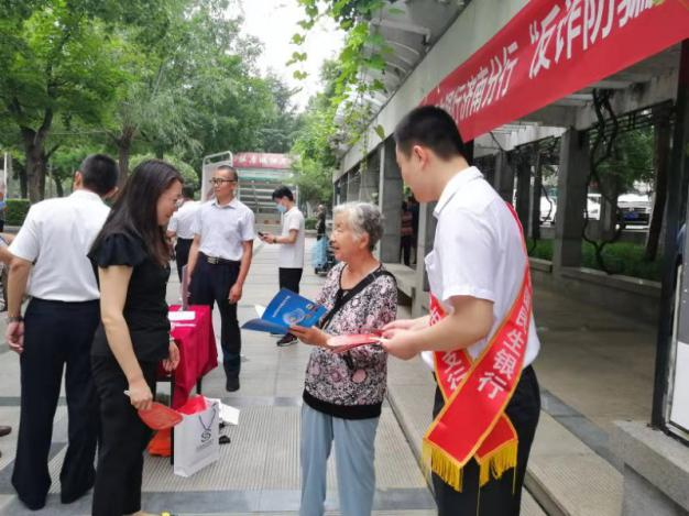 为群众办实事，民生银行济南市中支行联合辖区派出所开展防范电信诈骗宣传活动
