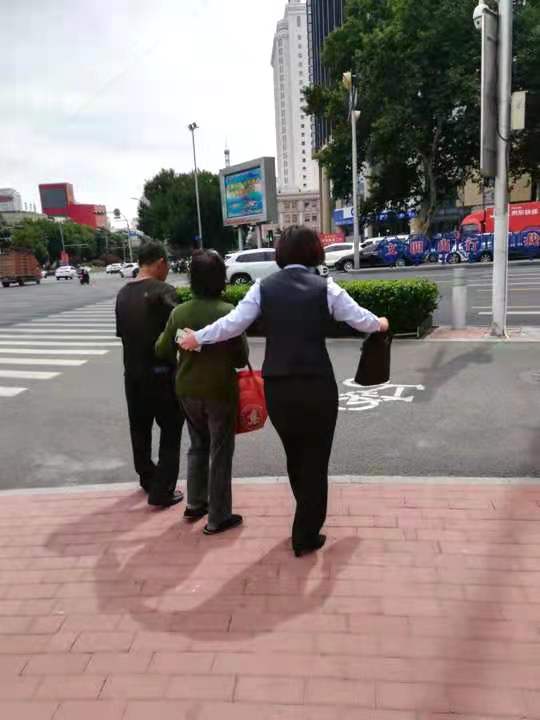 农行济南银河支行员工真情服务暖人心