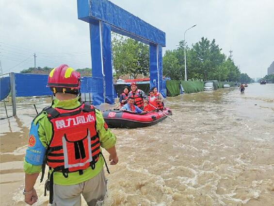 济南民间救援队驰援郑州 转移受灾居民500余人 