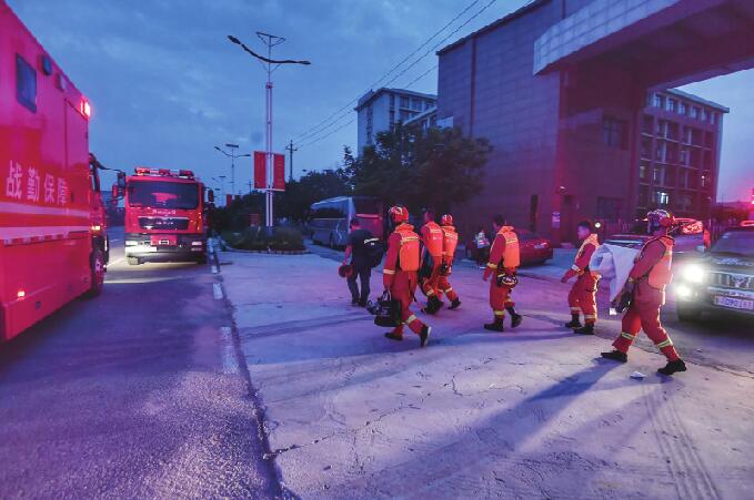 山东消防员24日在郑州共排水42.66吨 “迷弟迷妹”送上小惊喜