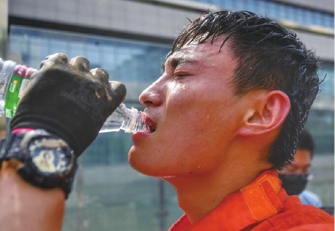 山东消防员24日在郑州共排水42.66吨 “迷弟迷妹”送上小惊喜