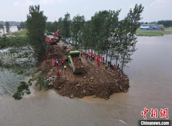直击河南浚县决口抢险：各方力量汇集 封堵连夜推进