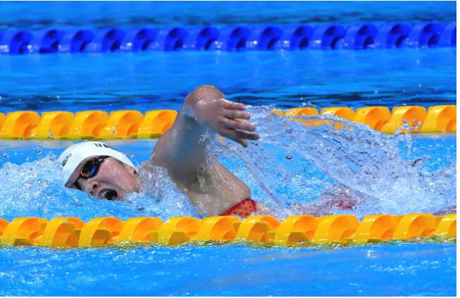 李冰洁女子400米自由泳摘铜，刷新亚洲纪录