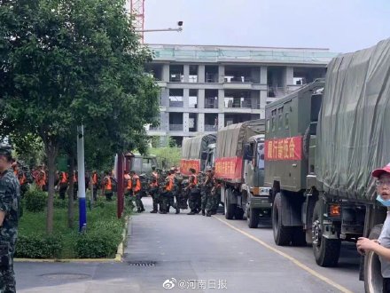 泪目！武警官兵转移后留下这些黑板报