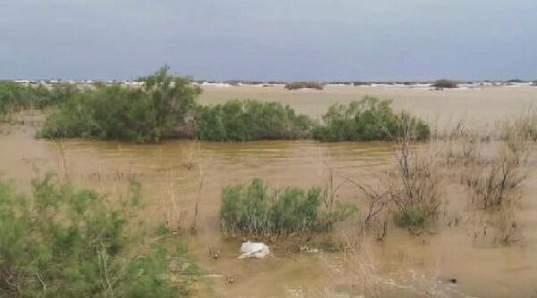 塔克拉玛干沙漠遭遇洪水 中石化设备被淹
