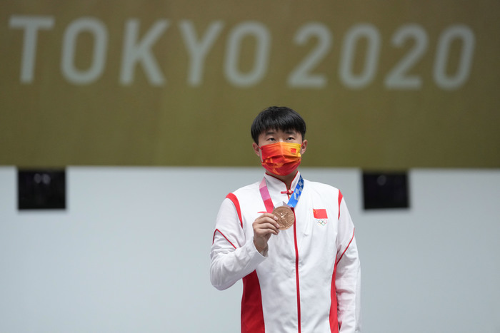 直击济南选手李越宏再夺奥运铜牌，赛后他说:回家后的第一件事是抱抱儿子