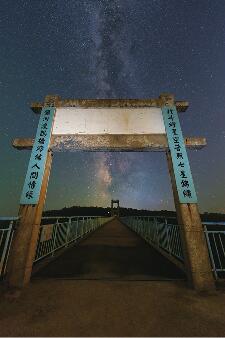他在七夕蹲守“鹊桥”，拍到了绝美银河星空
