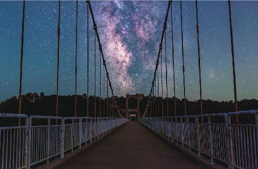 他在七夕蹲守“鹊桥”，拍到了绝美银河星空