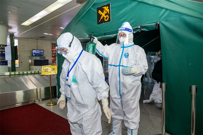 坚持“人民至上生命至上”毫不松懈抓好疫情防控 从“国门”到“家门”筑牢“外防输入”坚固防线