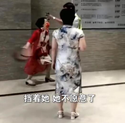 过分！大妈拒扫码还一巴掌抡倒防疫人员，到底发生了什么？