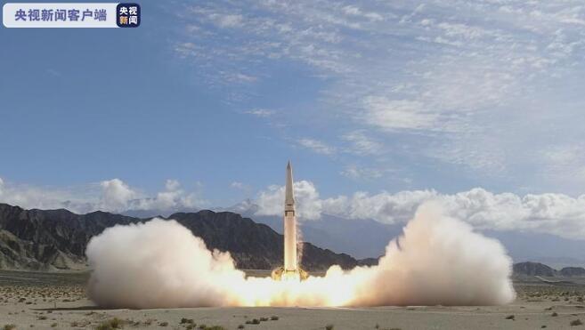 火箭军快速反应成功发射两枚新型导弹