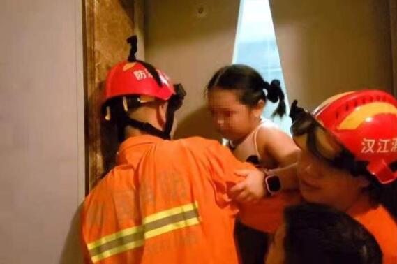 满分！5岁女童被困电梯教科书式报警，现场具体啥情况？