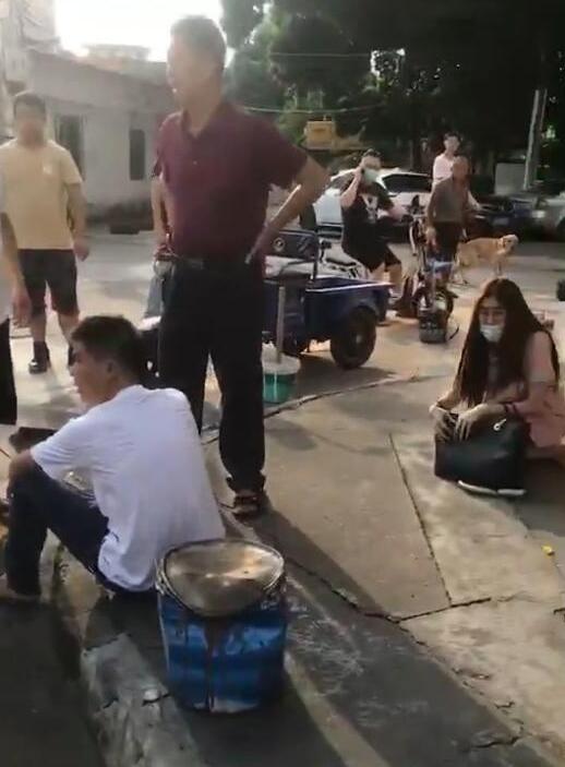 光天化日下男子当街按倒女子猥亵 警方:已刑拘