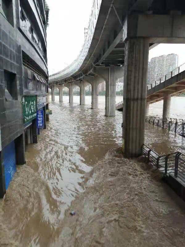 今年最大洪峰过境四川达州主城区 低洼地段洪水上涨2米左右