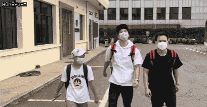 【动图】太逗了！全红婵出关走出嚣张步伐 终于可以自由活动了