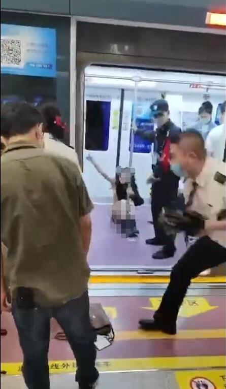 交通部已上报西安地铁拖拽事件 律师:地铁保安无权强制带离乘客