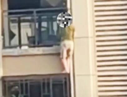 【细思极恐】大叔忘带钥匙从2楼徒手爬上14楼，现场画面曝光惊呆网友