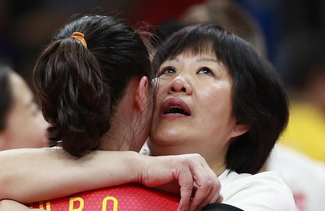 【郎平宣布卸任中国女排主教练】新华社评郎平卸任:败亦英雄！