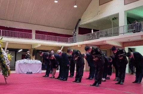 默哀鞠躬！山河已无恙，英雄请回家！