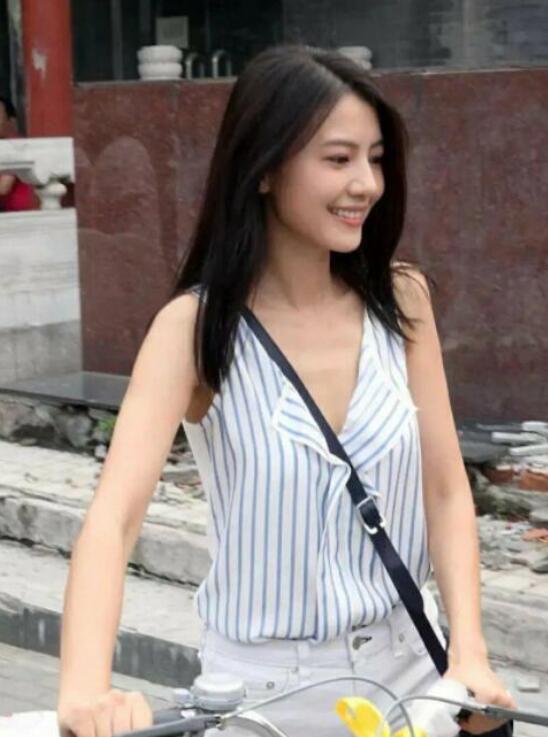 高圆圆骑自行车旧照长发飘逸 满满的青春气息