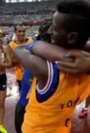 东京残奥会惊现浪漫一幕：残奥会陪跑员向女选手跪地求婚【多图】