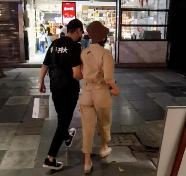 网友偶遇高圆圆成都逛街 赵又廷挽着老婆甜如热恋