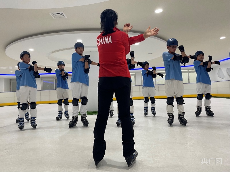 速滑世界冠军叶乔波的“开学第一课”：做最好的自己 我们都是冠军