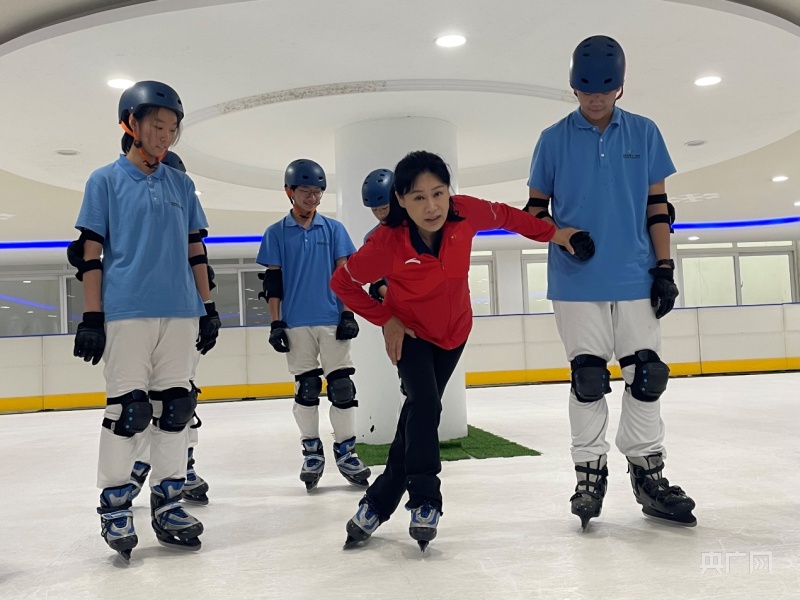 速滑世界冠军叶乔波的“开学第一课”：做最好的自己 我们都是冠军