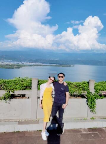 苗苗与老公甜蜜出游搂肩合照 郑恺发际线惹人担忧