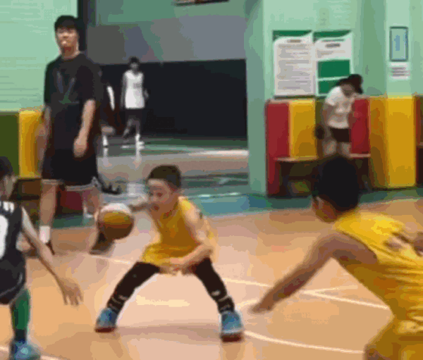 可可爱爱！库里鼓励中国“小库里”，具体说了什么？