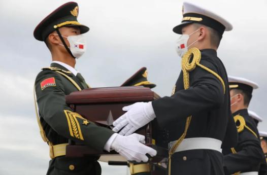 全程破防！不到2小时的航程，他们走了71年