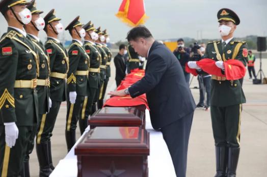 全程破防！不到2小时的航程，他们走了71年