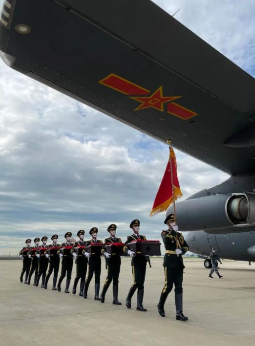 全程破防！不到2小时的航程，他们走了71年