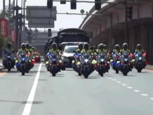 全程破防！不到2小时的航程，他们走了71年