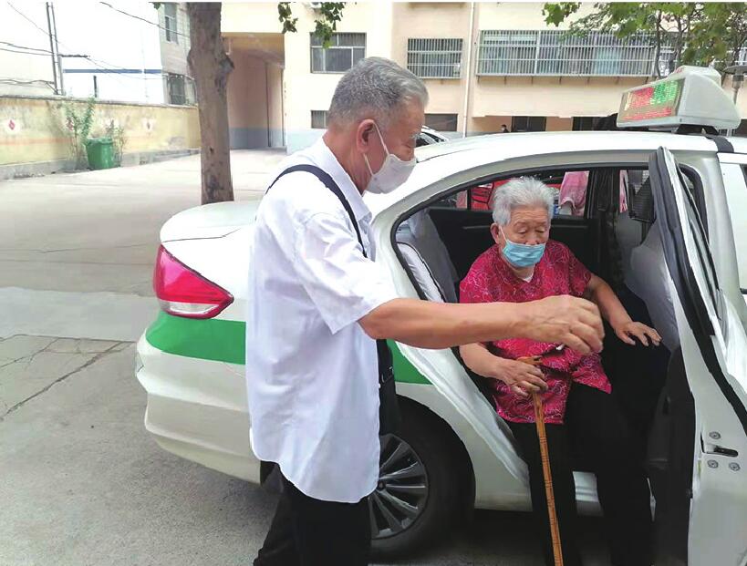 幸福社区为高龄老人提供暖心服务 车接车送助力疫苗接种