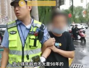 98年小伙误入传销当街抱交警求助，到底发生了什么？