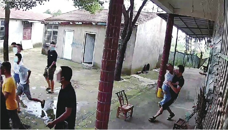 抚养权判给妈妈 爸爸却“抢走”孩子  