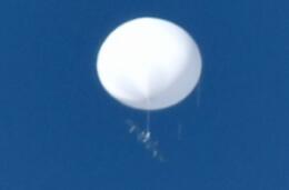 【探秘】日本上空再现神秘白球，白球下面竟还坠着某种物体