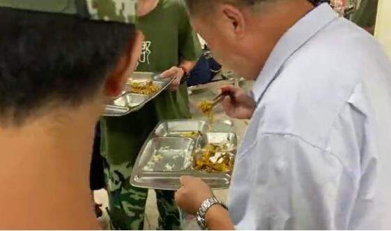 站垃圾桶旁吃学生剩饭当事人发声：以身作则 拒绝浪费