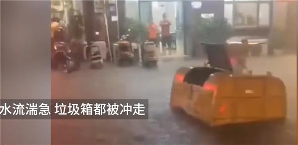 福建莆田突降大雨 街道成河道 垃圾箱在街上漂荡