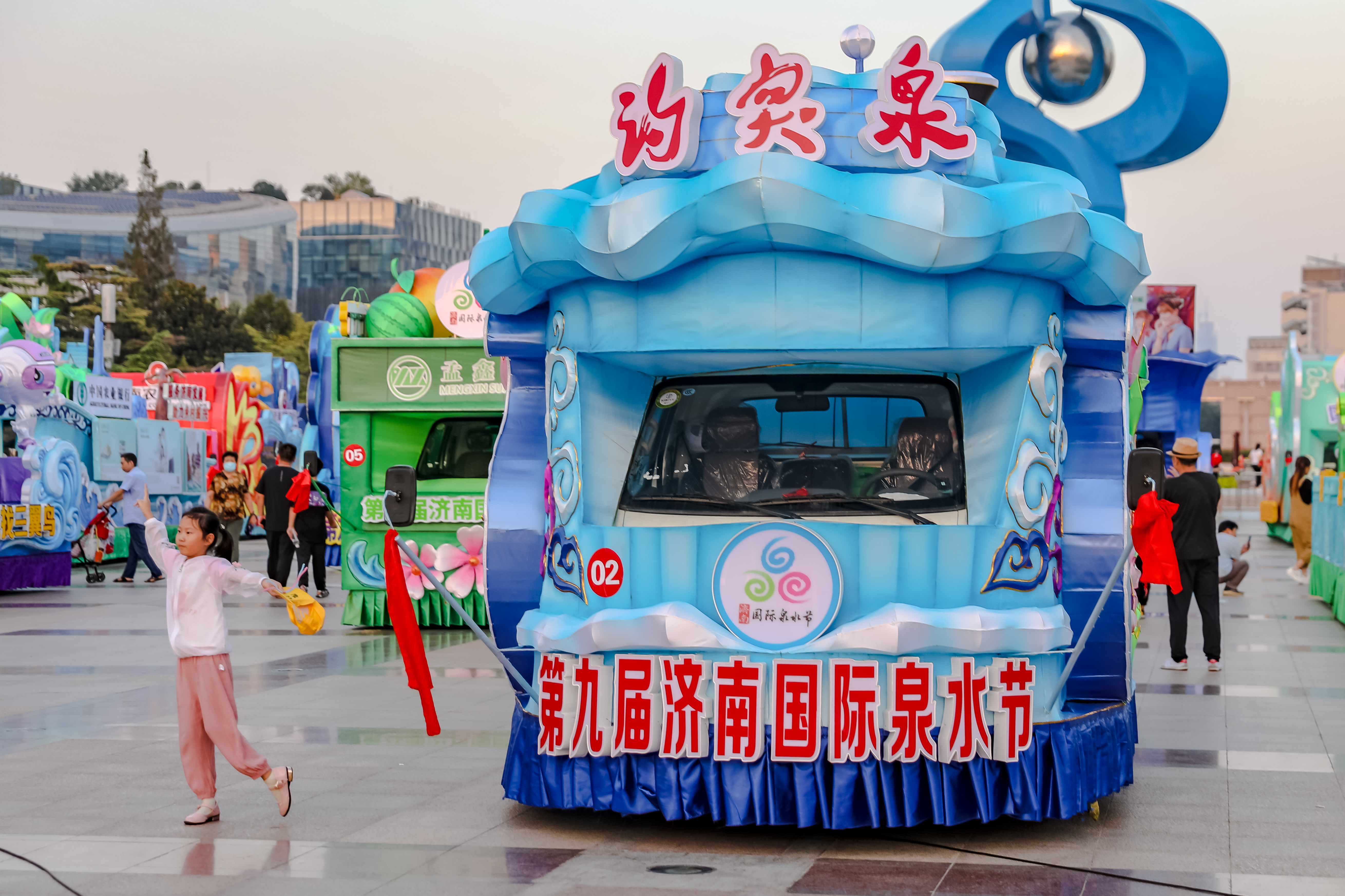 泉水花车巡游泉城,品牌企业彰显魅力