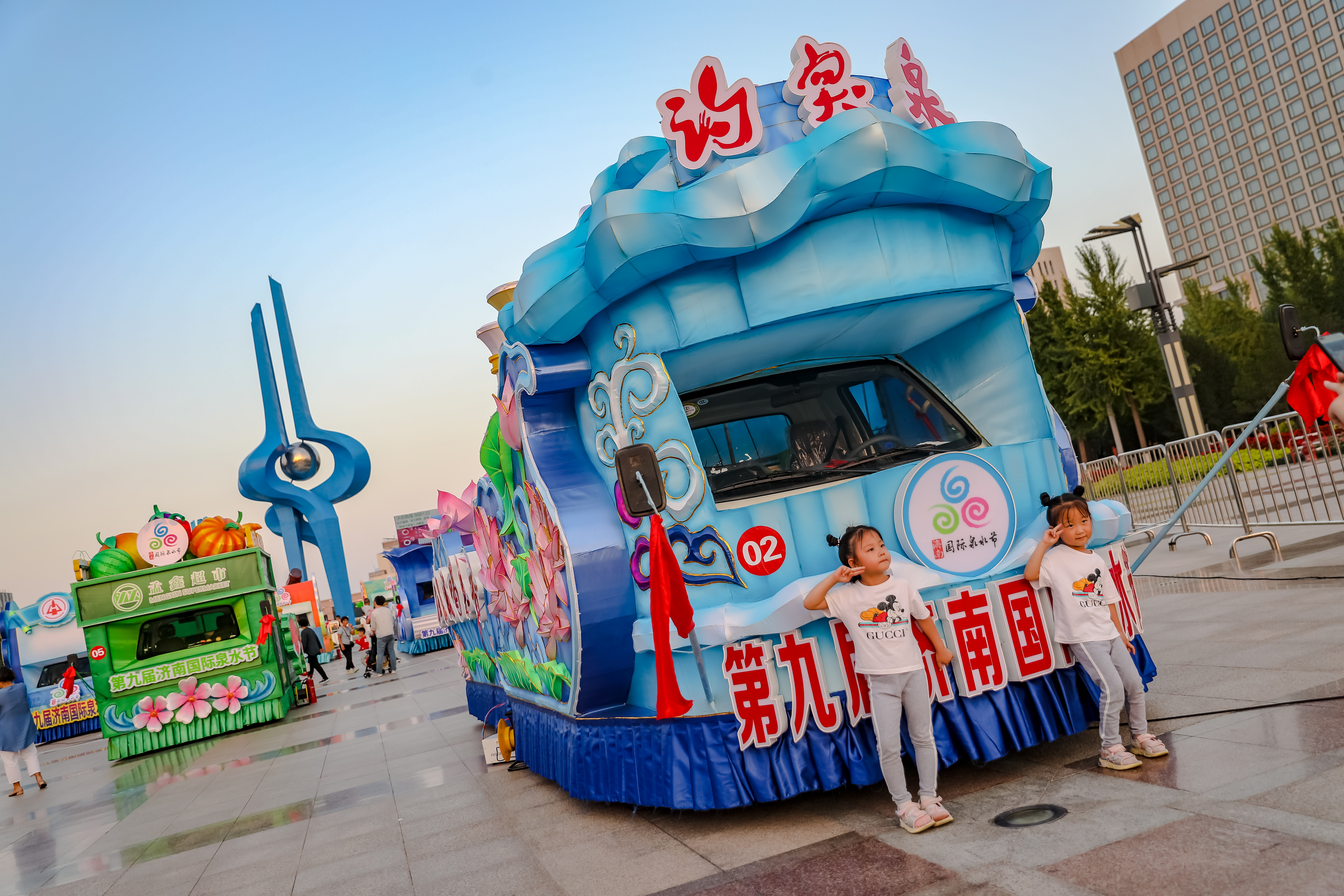 泉水花车巡游泉城,品牌企业彰显魅力