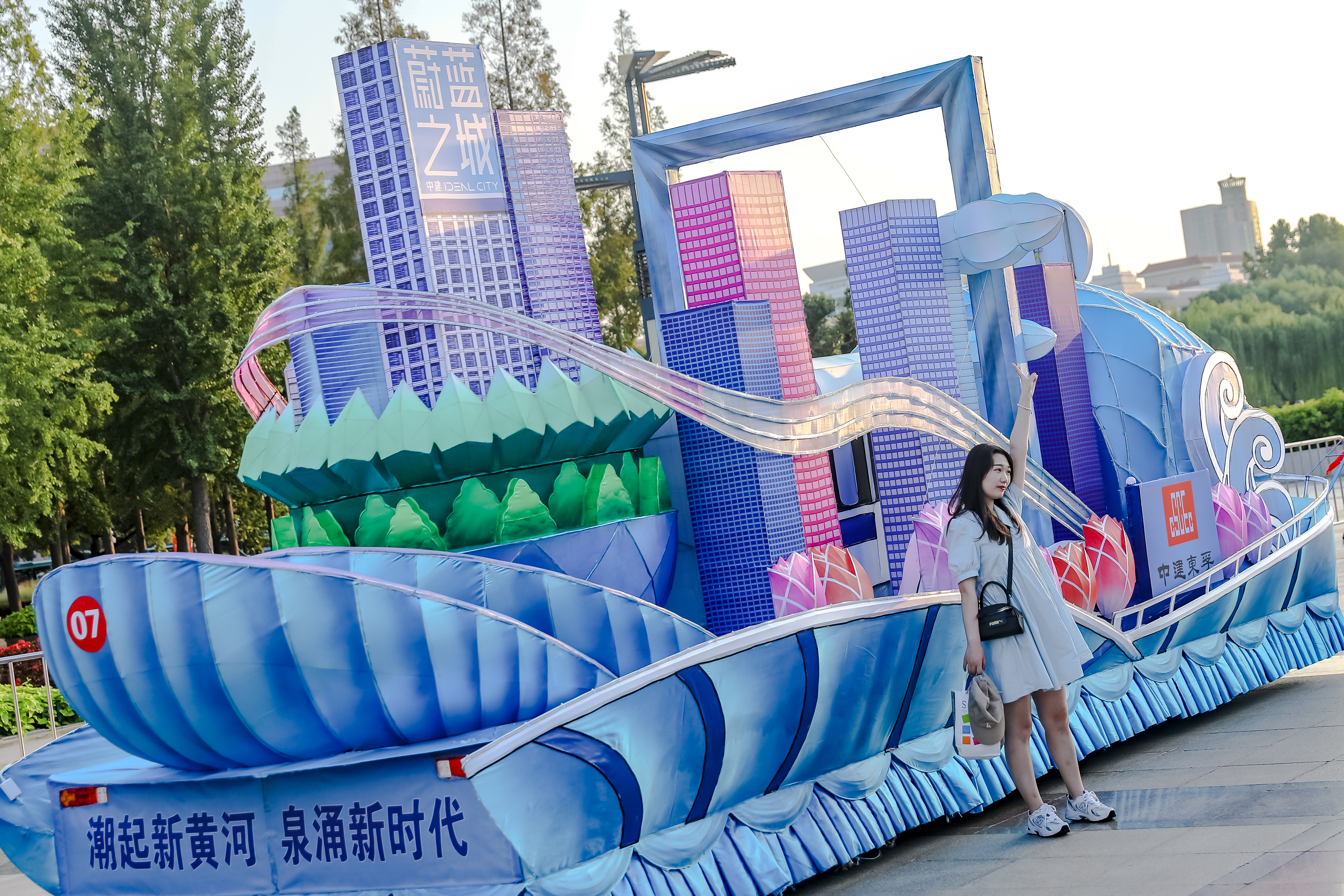 泉水花车巡游泉城,品牌企业彰显魅力