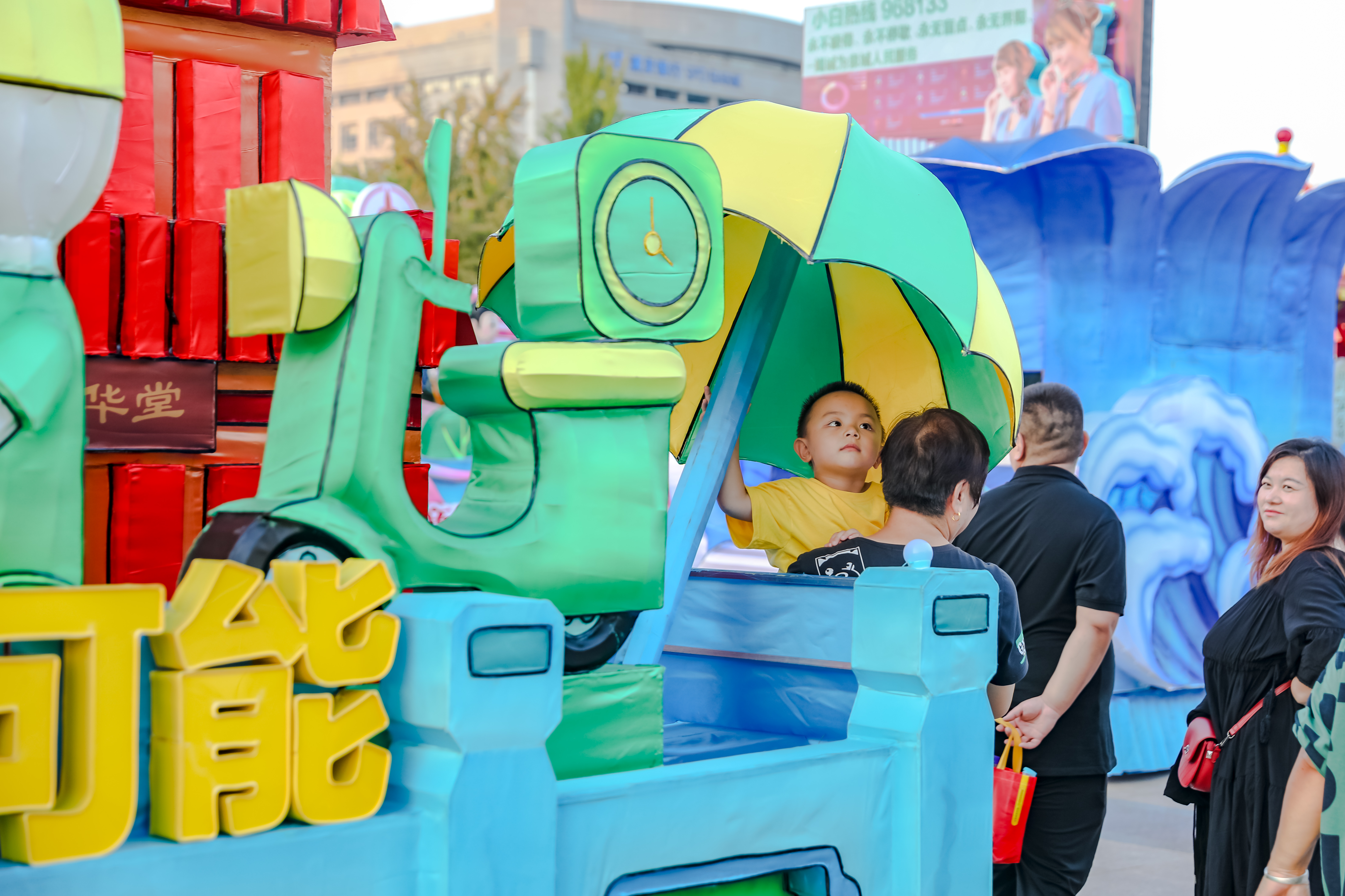 泉水花车巡游泉城,品牌企业彰显魅力