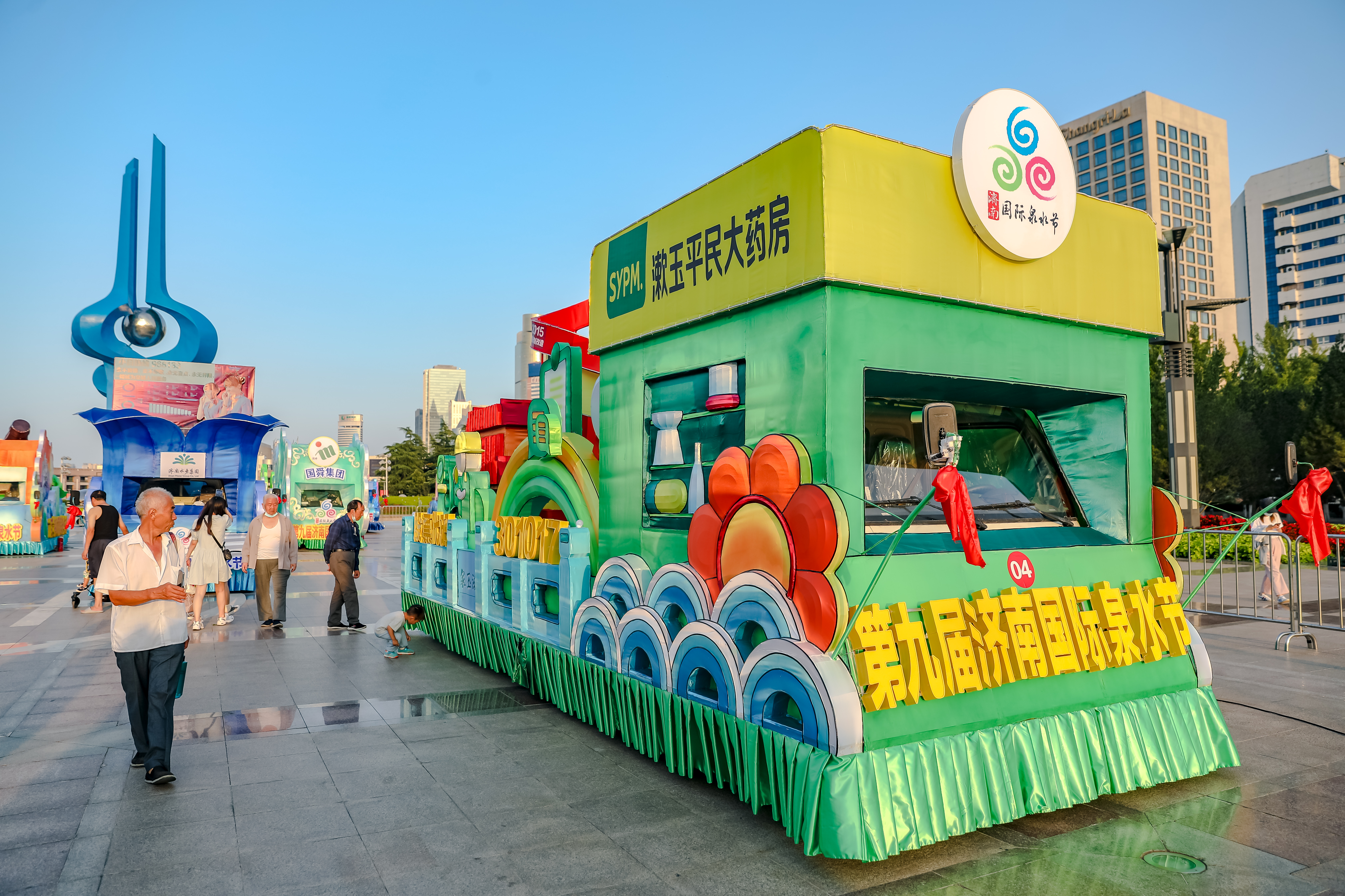 泉水花车巡游泉城,品牌企业彰显魅力